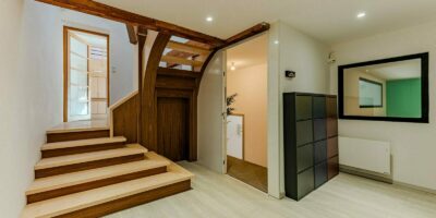 Escalier en bois moderne intérieur lumineux