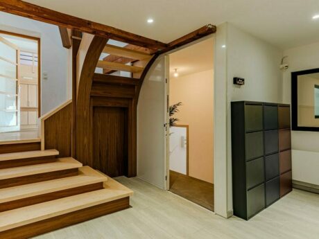 Escalier en bois moderne intérieur lumineux