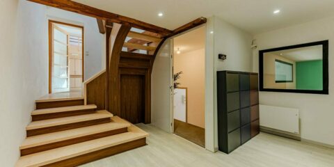 Escalier en bois moderne intérieur lumineux