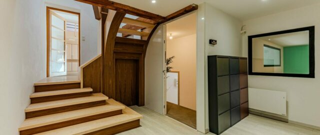 Escalier en bois moderne intérieur lumineux