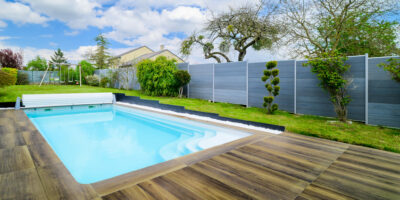 Piscine extérieure avec terrasse en bois.