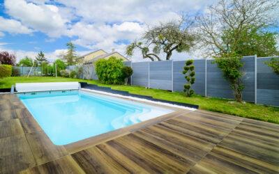 Piscine extérieure avec terrasse en bois.