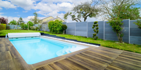 Piscine extérieure avec terrasse en bois.