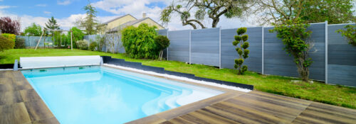 Piscine extérieure avec terrasse en bois.