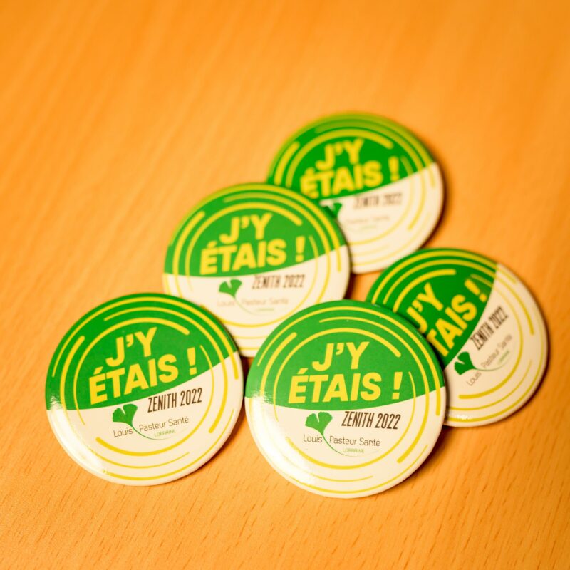 Badges verts avec texte J'y étais Zénith 2022