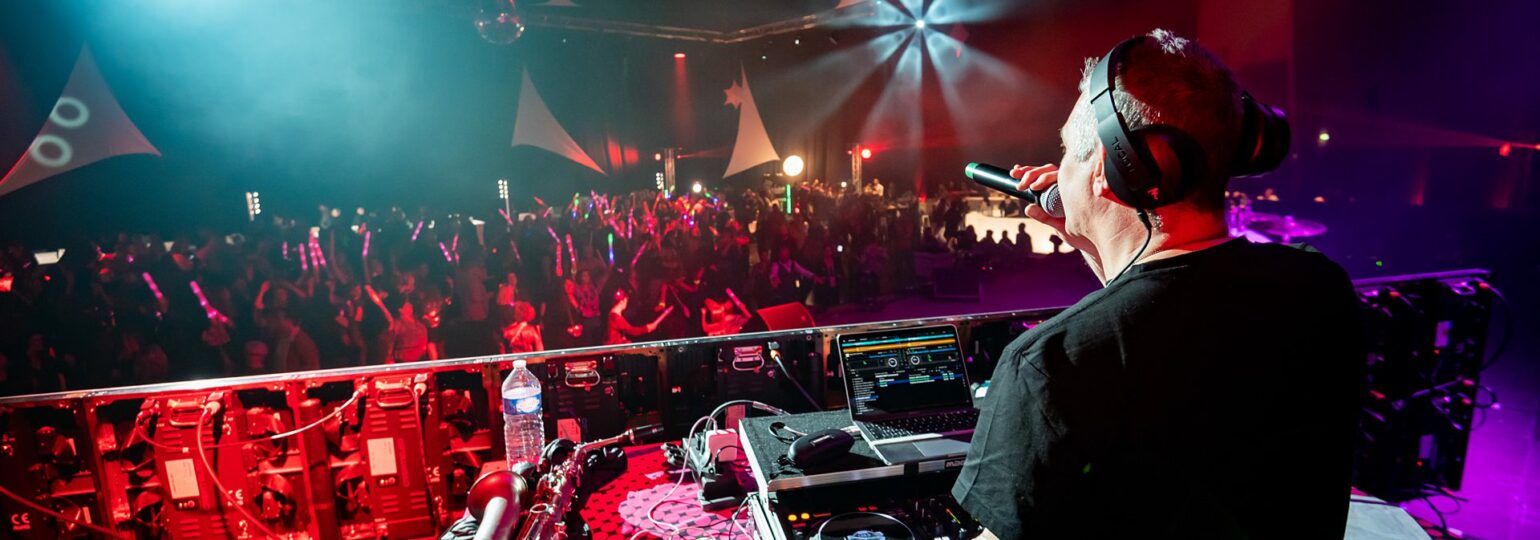 DJ animant une soirée en club.