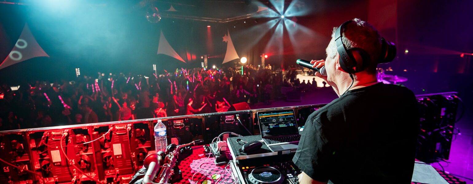 DJ animant une soirée en club.