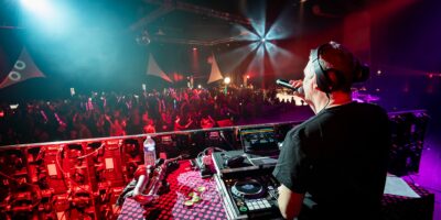 DJ animant une soirée en club.