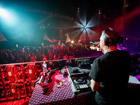 DJ animant une soirée en club.