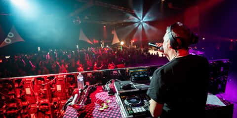 DJ animant une soirée en club.