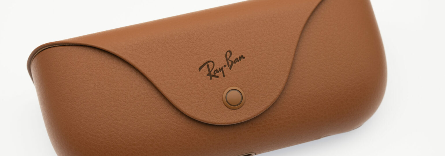 Étui en cuir marron pour lunettes Ray-Ban.