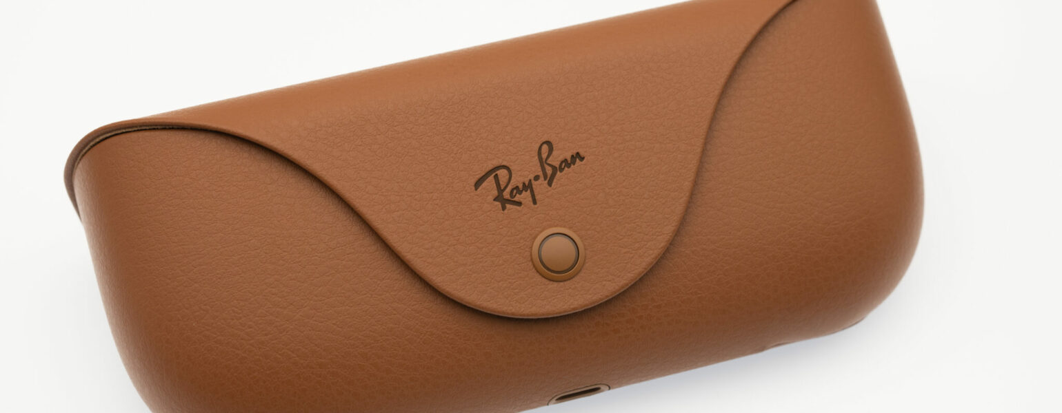 Étui en cuir marron pour lunettes Ray-Ban.