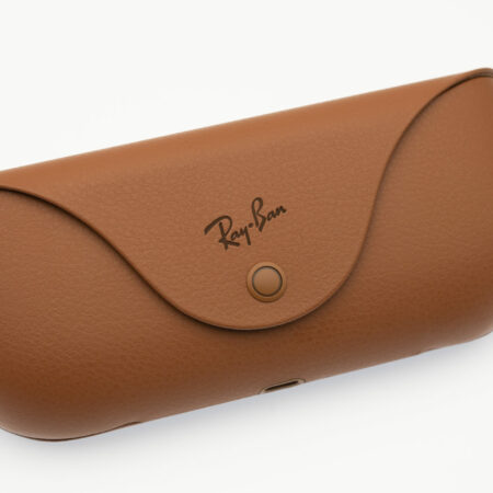Étui en cuir marron pour lunettes Ray-Ban.