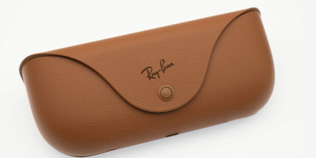 Étui en cuir marron pour lunettes Ray-Ban.