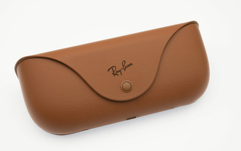 Étui en cuir marron pour lunettes Ray-Ban.