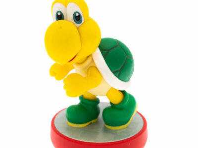 Figurine de tortue jaune et verte.