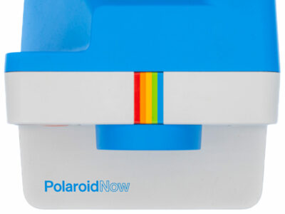 Appareil photo Polaroid Now coloré, vue de face.