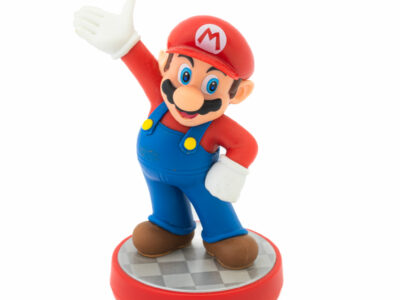 Figurine de personnage de jeu vidéo souriant