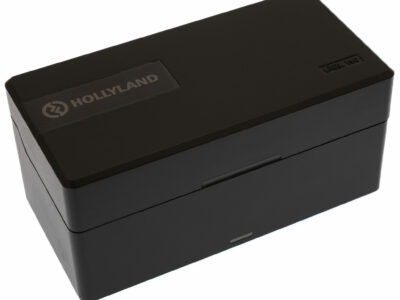 Boîte noire Hollyland fermée sur fond blanc.