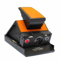 Appareil photo instantané vintage, design rétro orange.