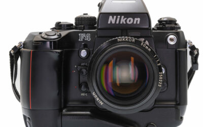 Appareil photo reflex noir avec objectif interchangeable.