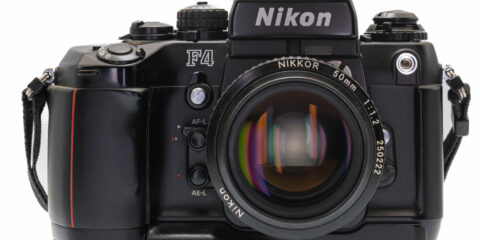 Appareil photo reflex noir avec objectif interchangeable.