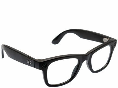 Lunettes noires avec montures épaisses.