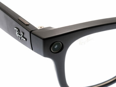 Lunettes noires avec caméra intégrée.