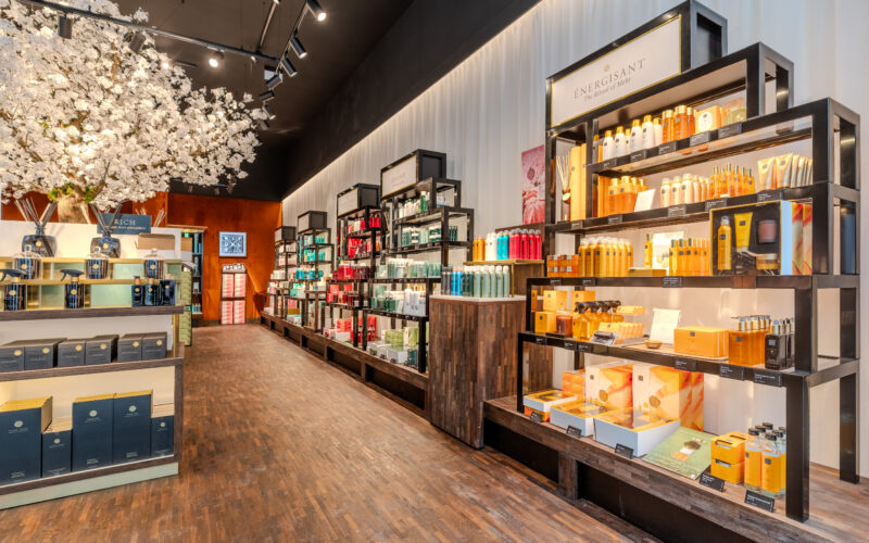 Intérieur d'une boutique de cosmétiques et parfums.