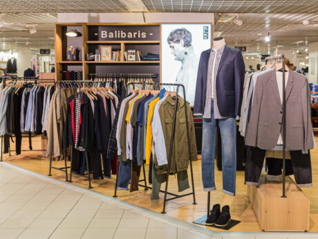 Magasin de vêtements Balibaris avec vêtements exposés.