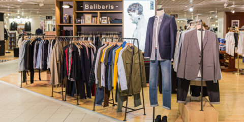 Magasin de vêtements Balibaris avec vêtements exposés.