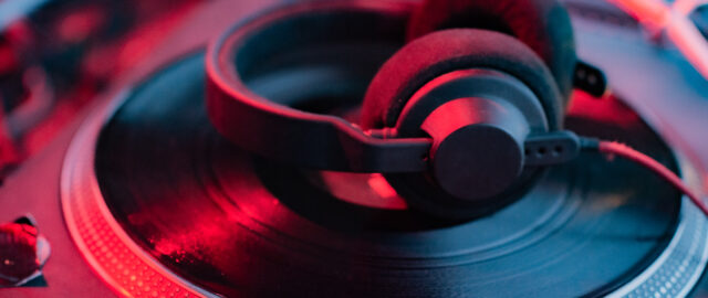 Casque audio sur une platine vinyle.