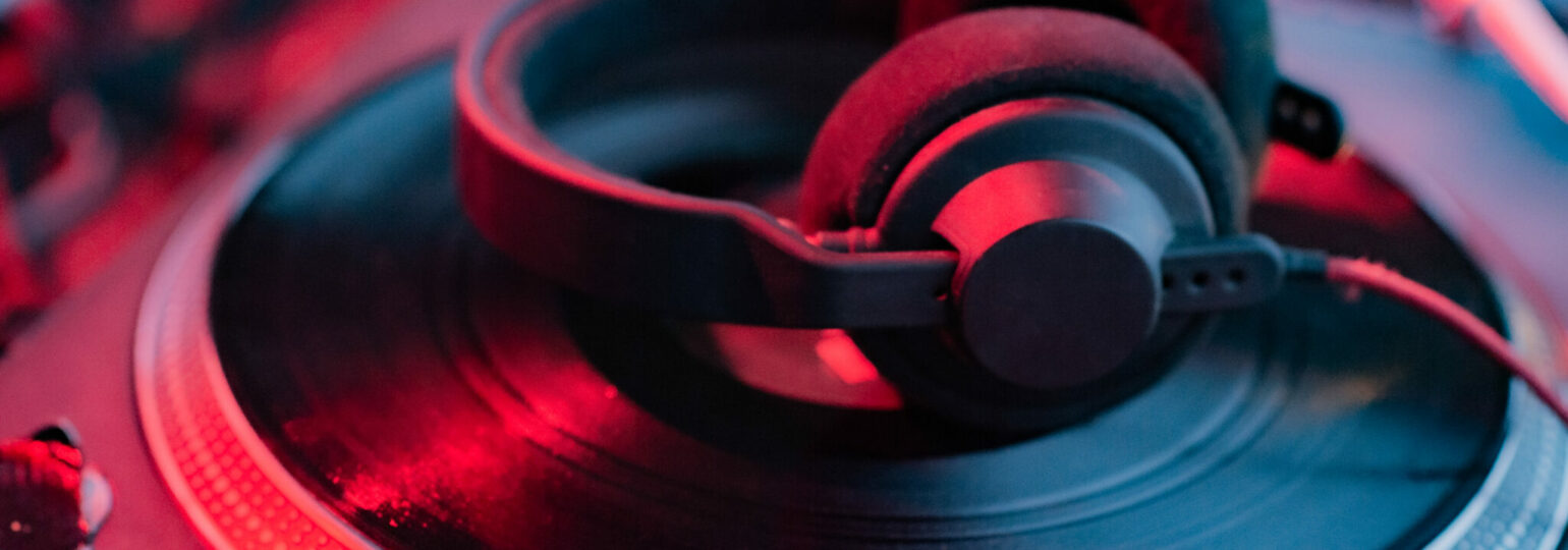 Casque audio sur une platine vinyle.