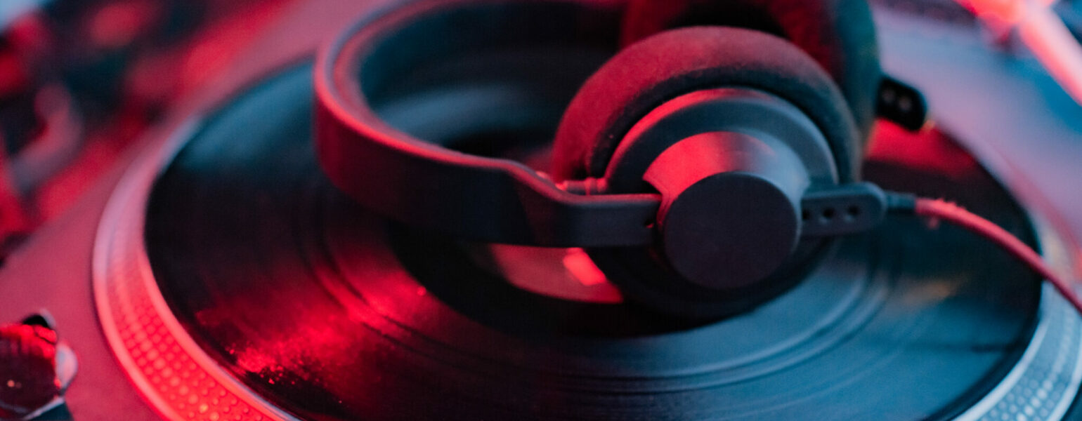 Casque audio sur une platine vinyle.