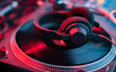 Casque audio sur une platine vinyle.