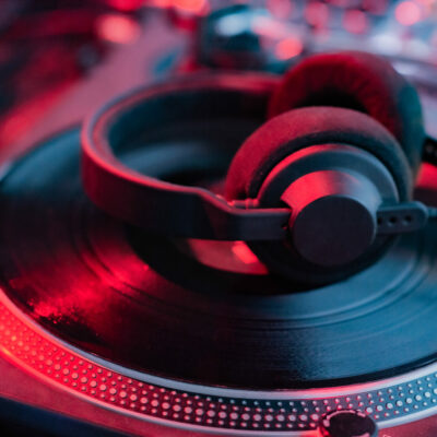 Casque audio sur une platine vinyle.