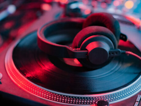 Casque audio sur une platine vinyle.