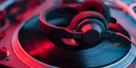 Casque audio sur une platine vinyle.