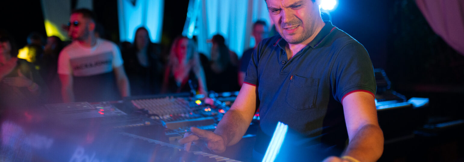 Homme jouant du clavier en concert