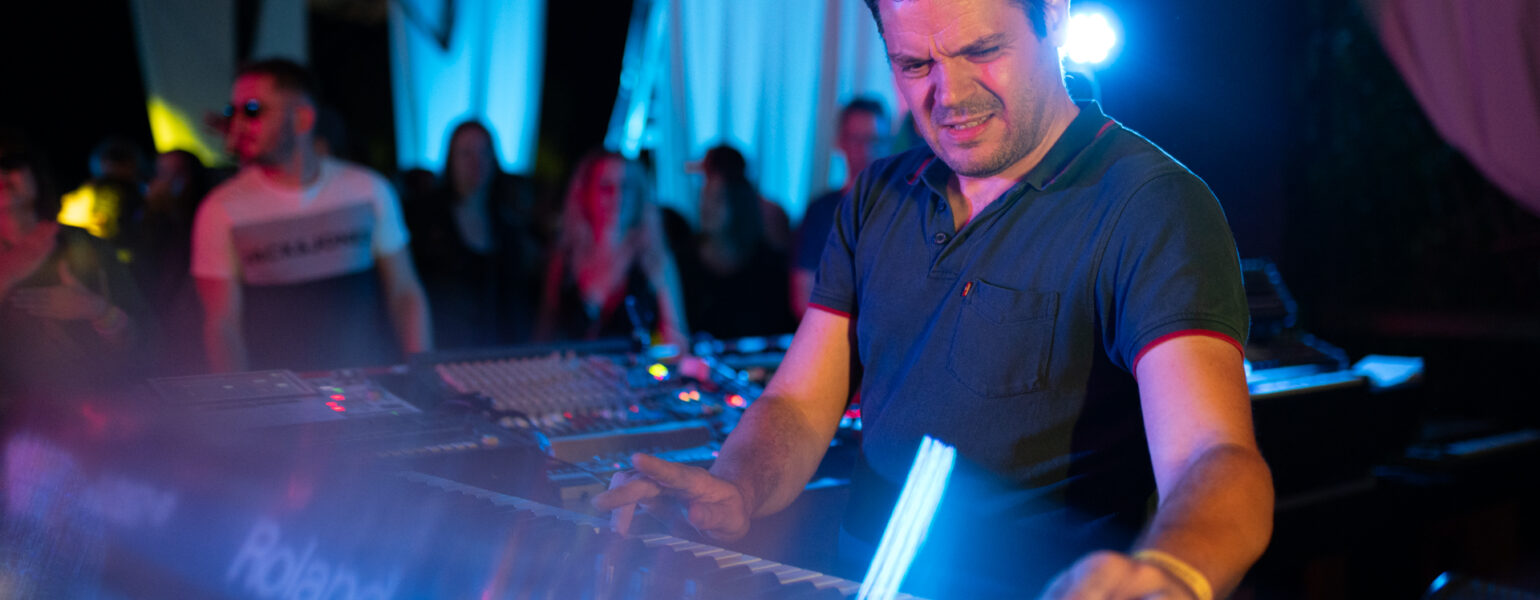 Homme jouant du clavier en concert