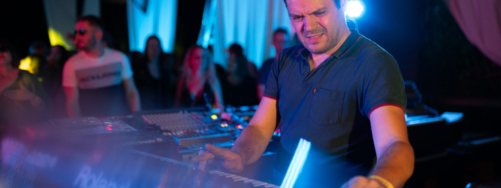 Homme jouant du clavier en concert