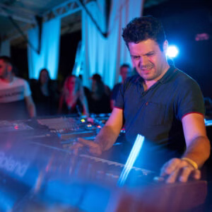 Homme jouant du clavier en concert