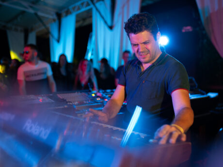 Homme jouant du clavier en concert