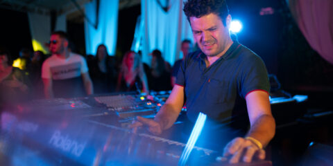 Homme jouant du clavier en concert