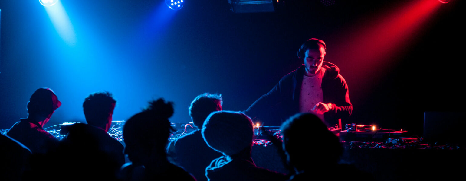 DJ mixant en lumière rouge et bleue