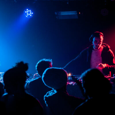 DJ mixant en lumière rouge et bleue