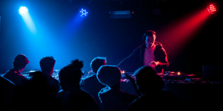 DJ mixant en lumière rouge et bleue