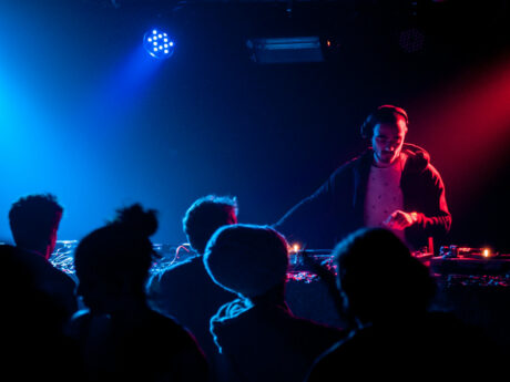 DJ mixant en lumière rouge et bleue