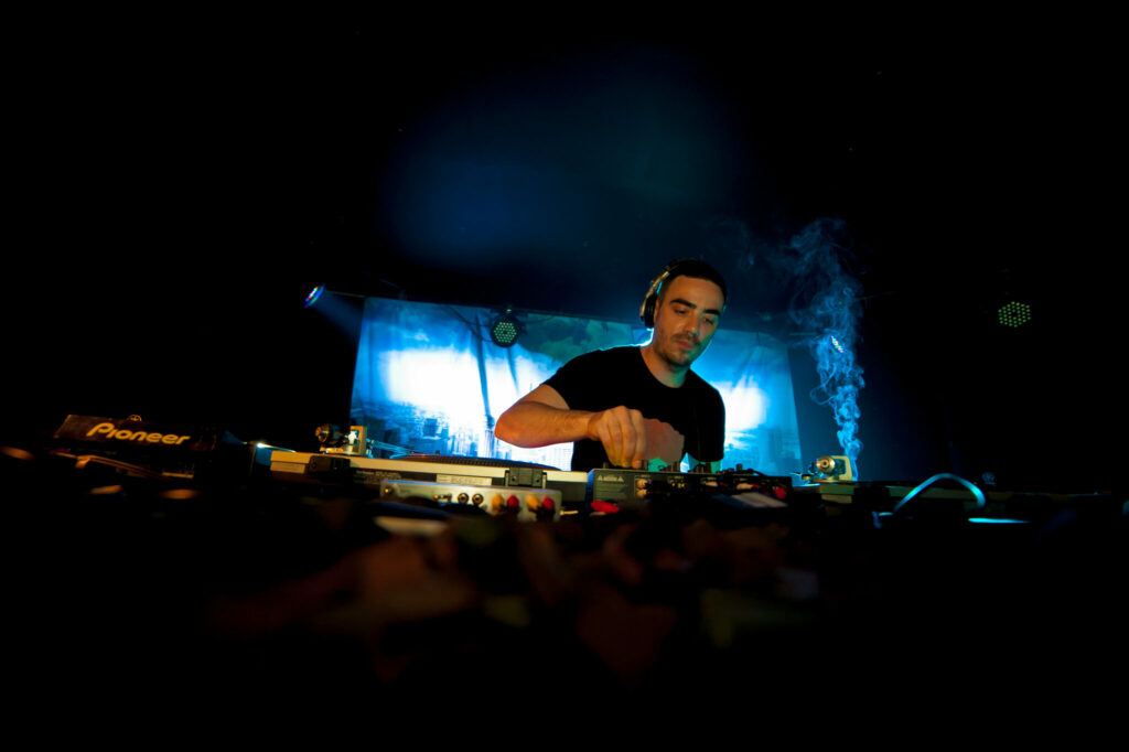 DJ mixant sur scène avec lumière bleue