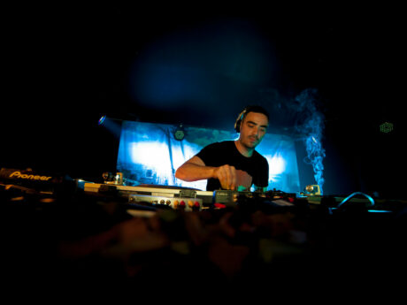 DJ mixant sur scène avec lumière bleue
